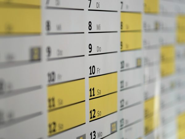 漫天宝藏库校对同事对照两份打印稿逐行核对更新日期，桌上放着米色便签与一支旧钢笔，气氛安静专注